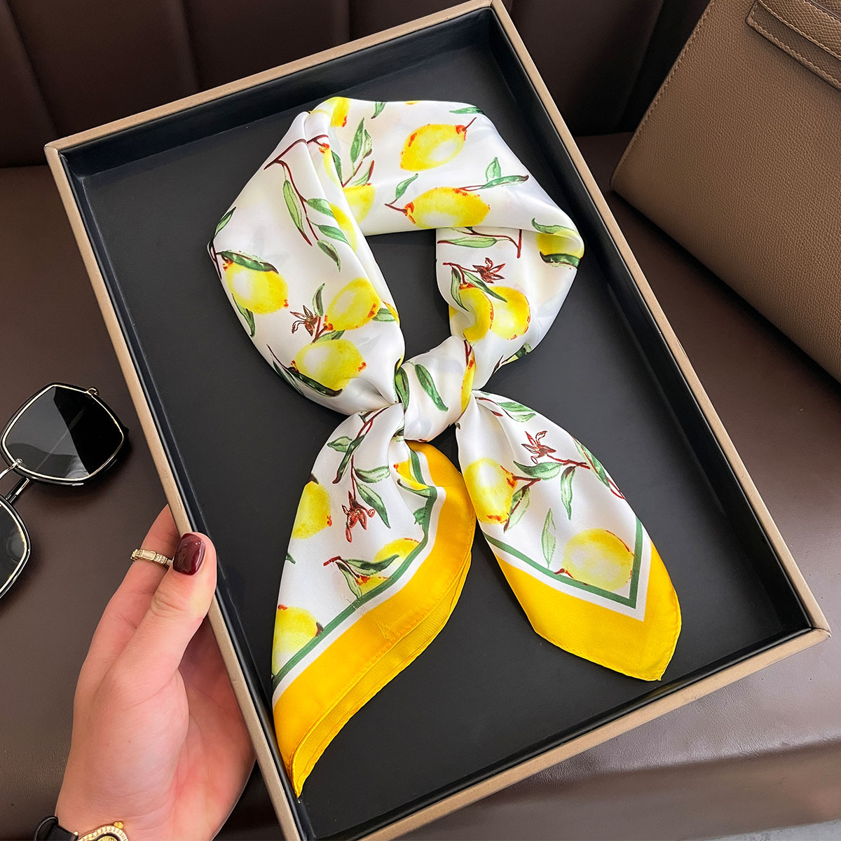 Foulard carré en soie imprimé  - Silk Neck Scarf avis et prix